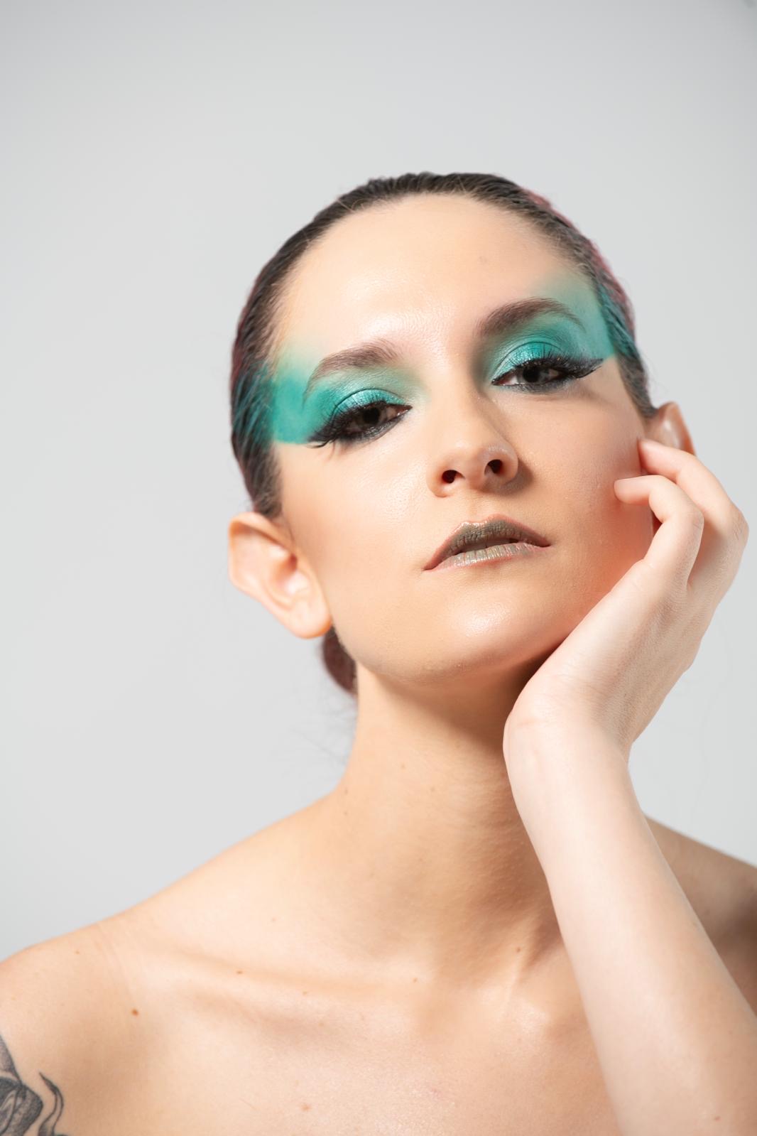 Emerald green graphic eyeshadow editorial beauty look by Laura Gil Sánchez